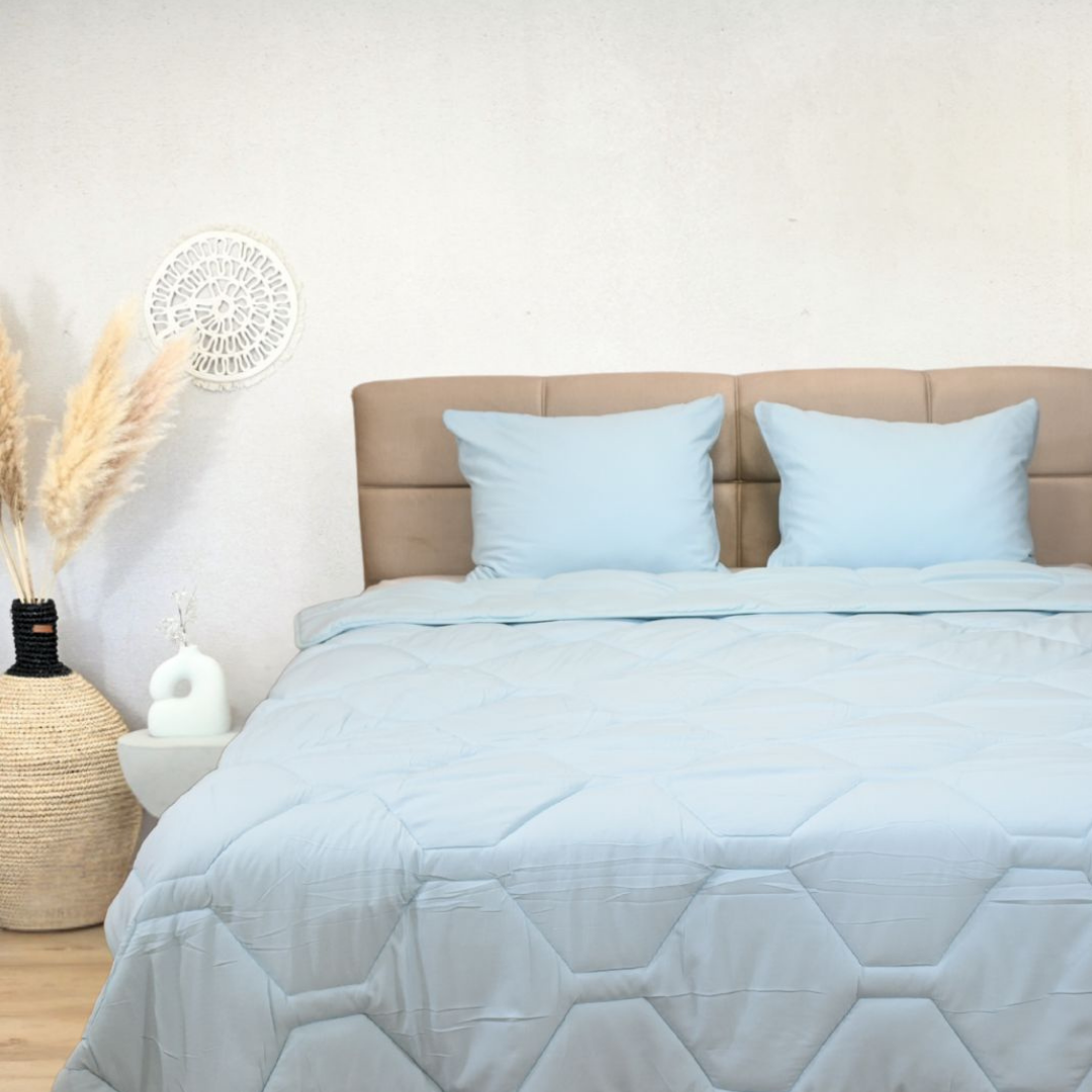 Light blue HappyBed Mousseline dekbed year-round breathable hypoallergenic comfort duvet on bed with matching pillows