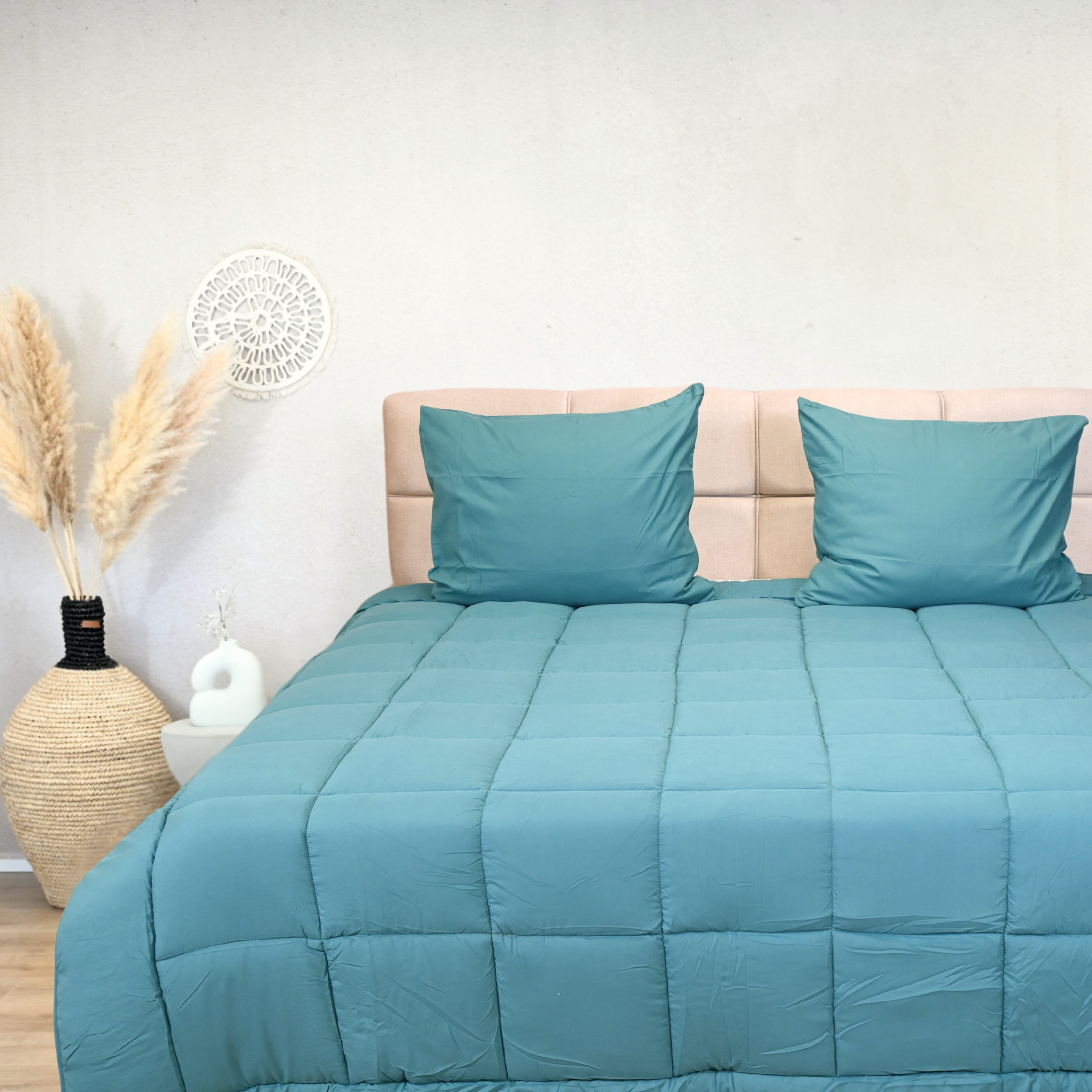 HappyBed Deep Jungle duvet for all seasons on a bed with blue pillows, emphasizing comfort and hypoallergenic features.