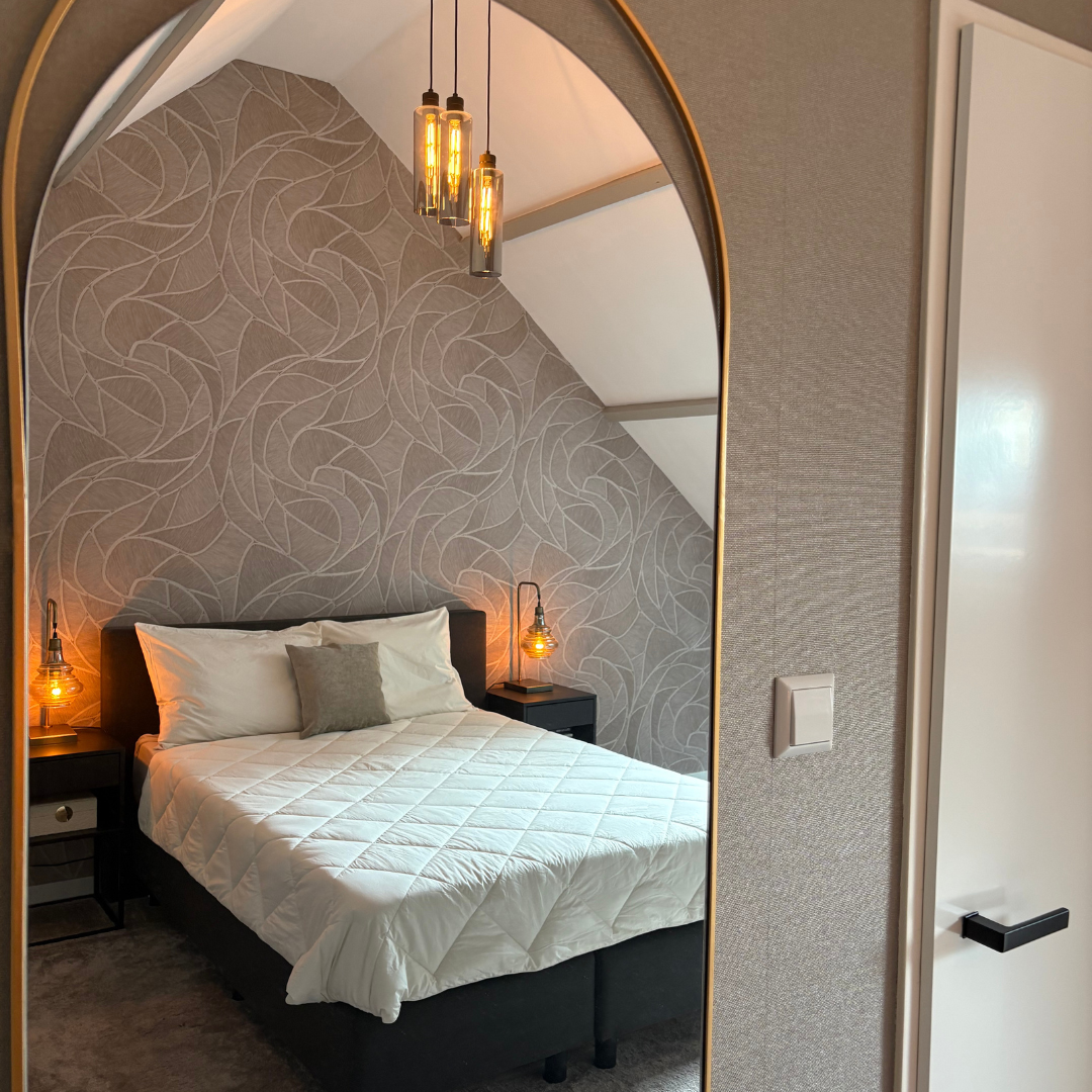 HappyBed Percal Zomerdekbed in een stijlvolle slaapkamer met moderne verlichting en een lichtgrijs behang.