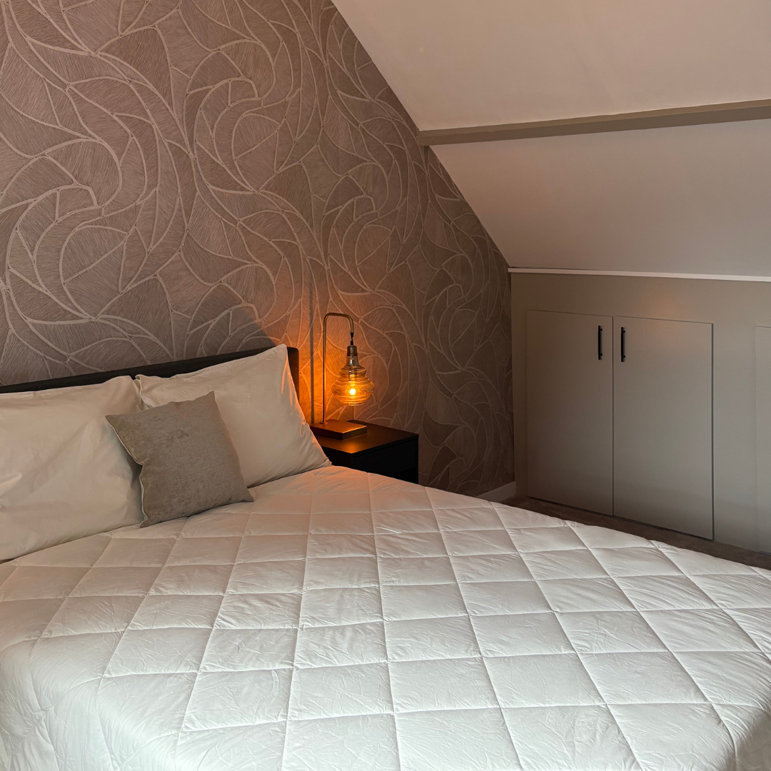 HappyBed Percal Zomerdekbed op een bed in een stijlvolle slaapkamer, gemaakt van ademend percal katoen voor ultiem comfort tijdens warme nachten.