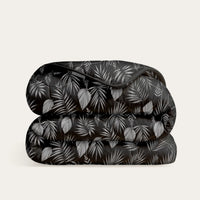 HappyBed Black Leaves dekbed zwart met bladpatroon, hypoallergeen en geschikt voor alle seizoenen