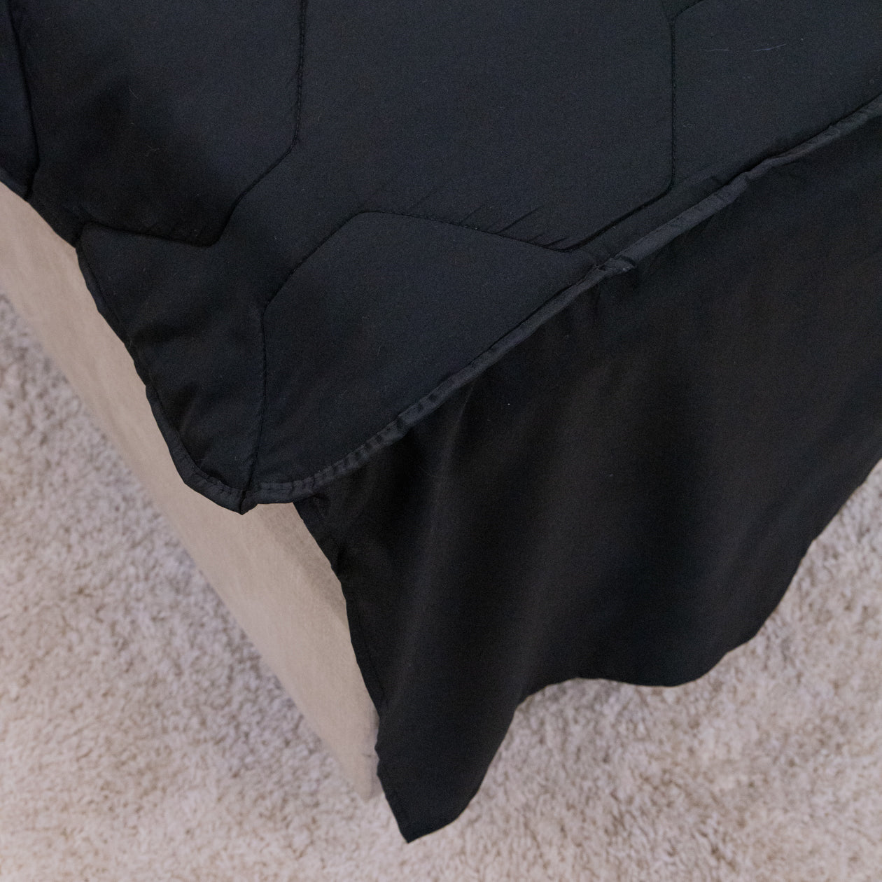 HappyBed Täcke | Svart | För hela året + instoppsflik