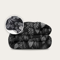 HappyBed Black Leaves dekbed met zwarte bladeren en instopstrook, geschikt voor het hele jaar