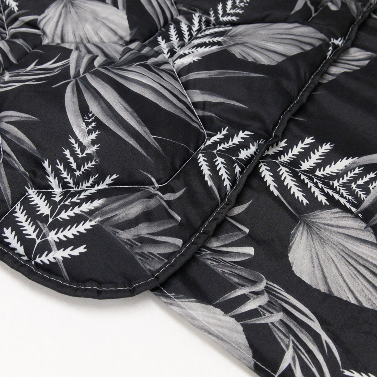HappyBed Duvet | Black Leaves | For all seasons + tuck-in flap