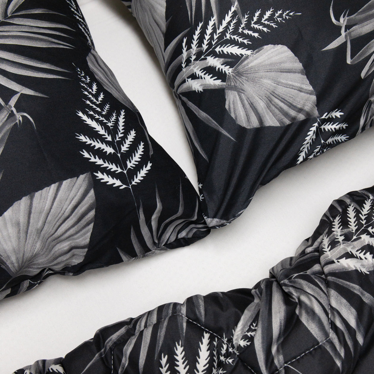 HappyBed | Black leaves pillowcase set 2 pieces - 100% Microfiber