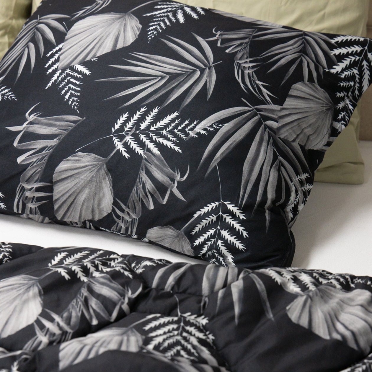 HappyBed Pillowcase | Black Leaves | Set of 2