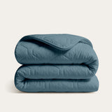 HappyBed Bluestone dekbed in zachte blauwtint, ademend en hypoallergeen, geschikt voor elk seizoen