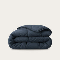 HappyBed Dark Blue zomerdekbed opgemaakt in lichte slaapkamer, perfect voor warme zomernachten