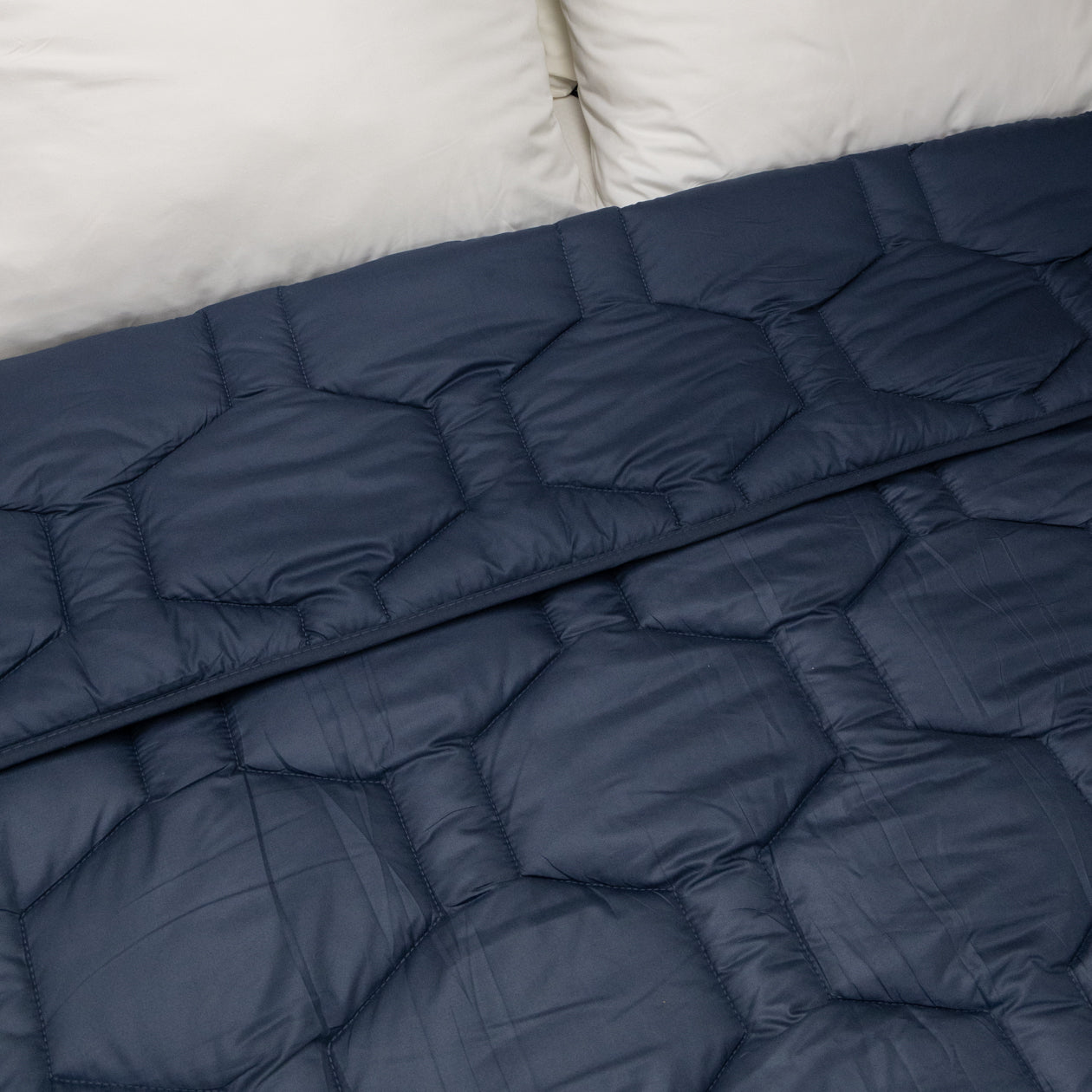 HappyBed Bettdecke | Glänzend Dunkelblau | Für das ganze Jahr