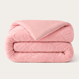 Grand Fold Velvet dekbed in oudroze met diamantpatroon en ademende onderzijde, wasmachinebestendig en onderhoudsvriendelijk.
