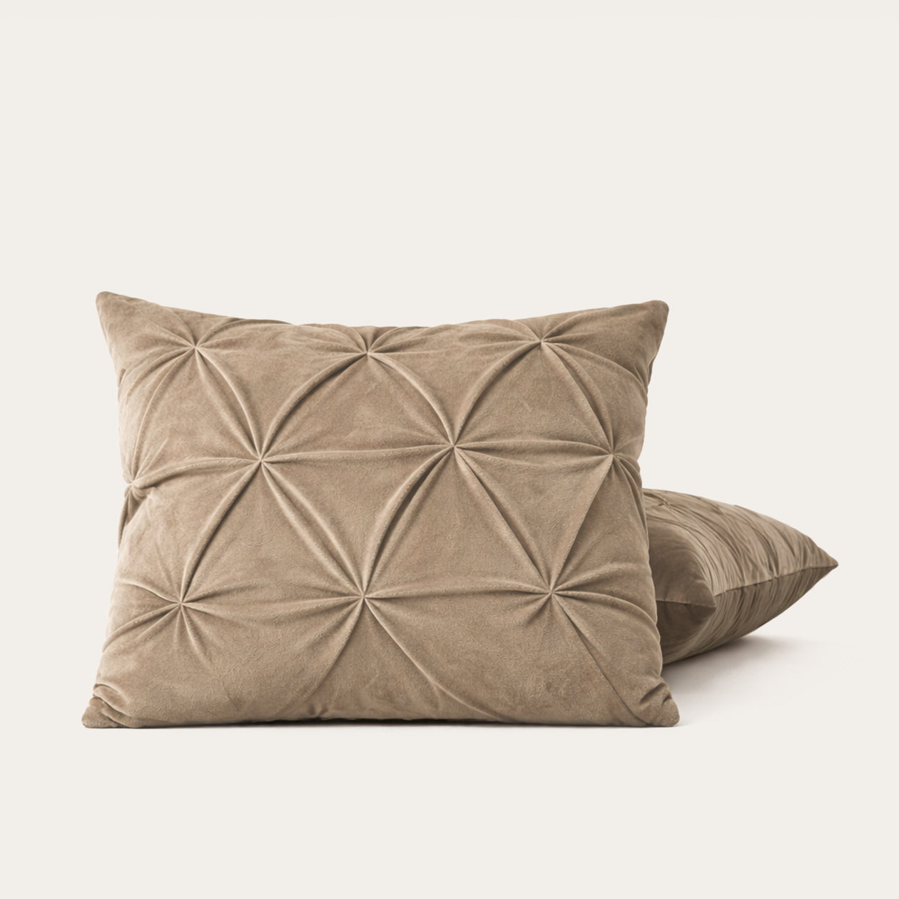 Set van 2 taupe Kussenslopen Grand Fold Velvet met zachte velvet touch en gladde onderzijde