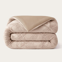 Grand Fold Velvet Dekbed licht taupe met zachte velvet en ademende onderzijde, wasmachinebestendig en onderhoudsvriendelijk