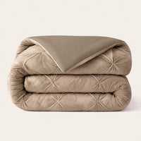 Grand Fold Velvet dekbed taupe met diamantpatroon, wasmachinebestendig en ademend