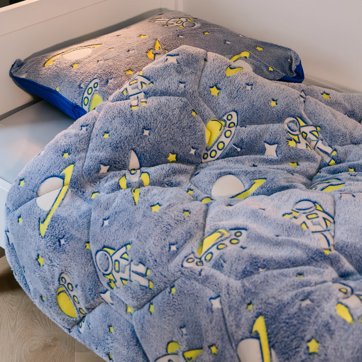 HappyBed Im Dunkeln leuchtende Kinderbettdecke | Weltraum - inklusive Kissenbezug