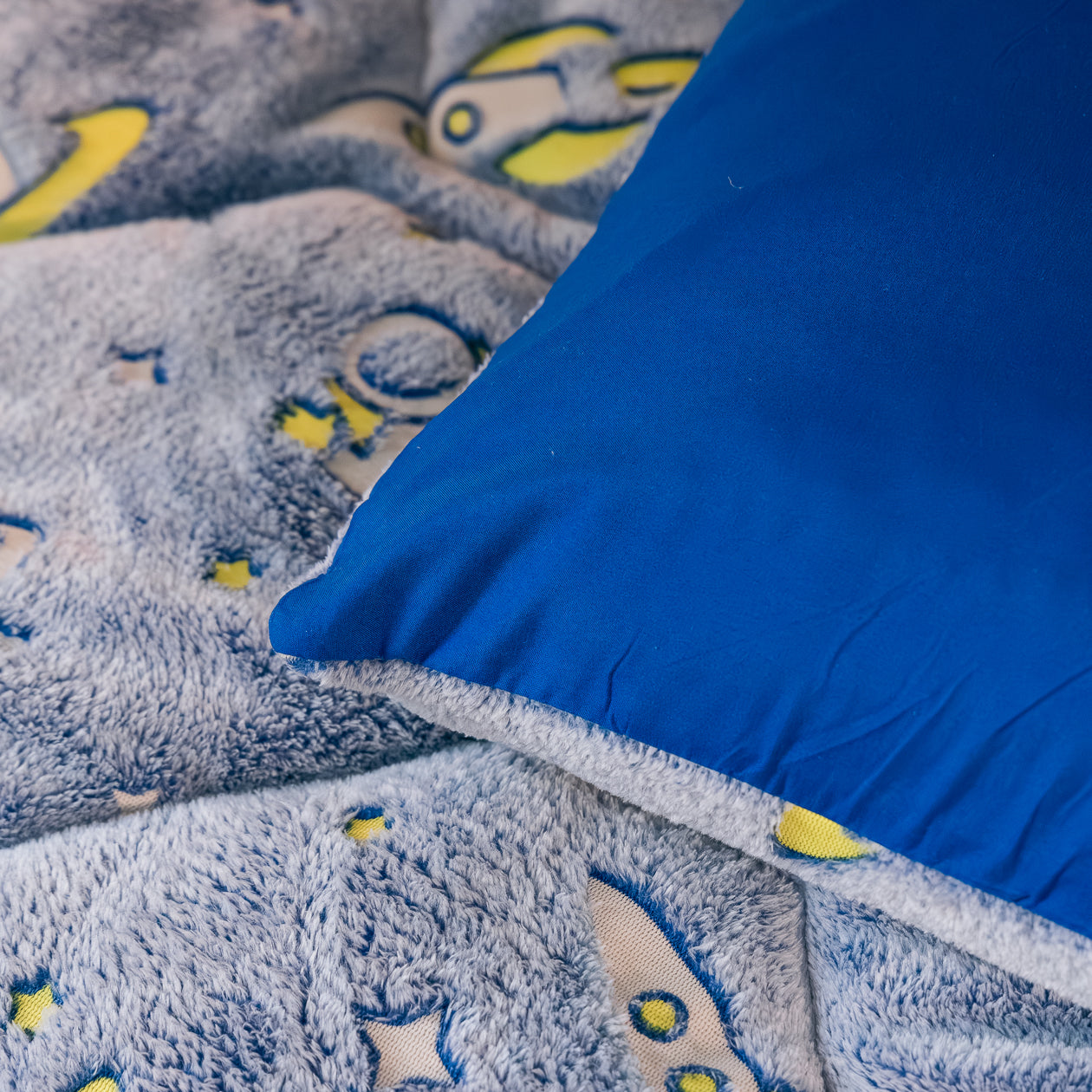 HappyBed Im Dunkeln leuchtende Kinderbettdecke | Weltraum - inklusive Kissenbezug
