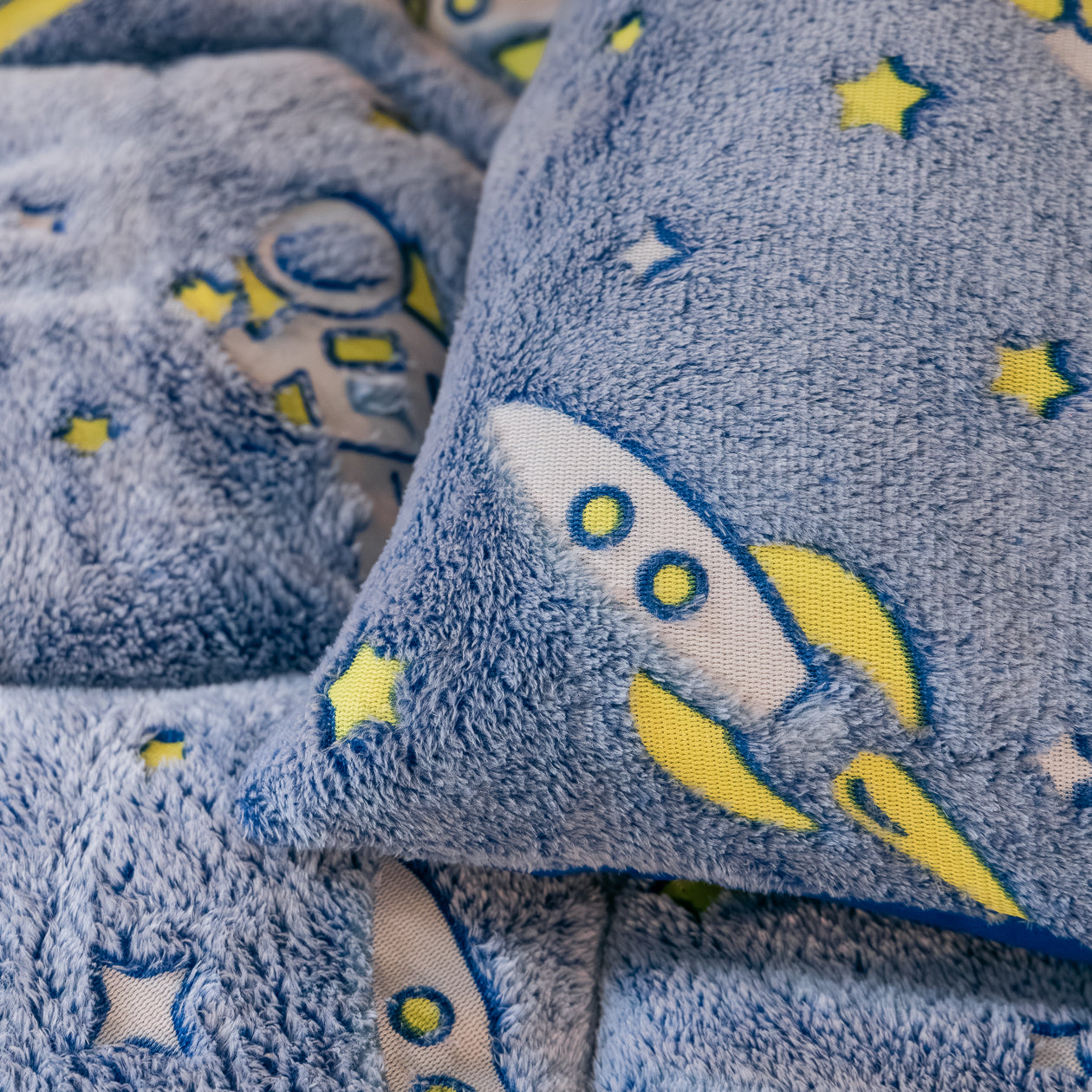 HappyBed Im Dunkeln leuchtende Kinderbettdecke | Weltraum - inklusive Kissenbezug