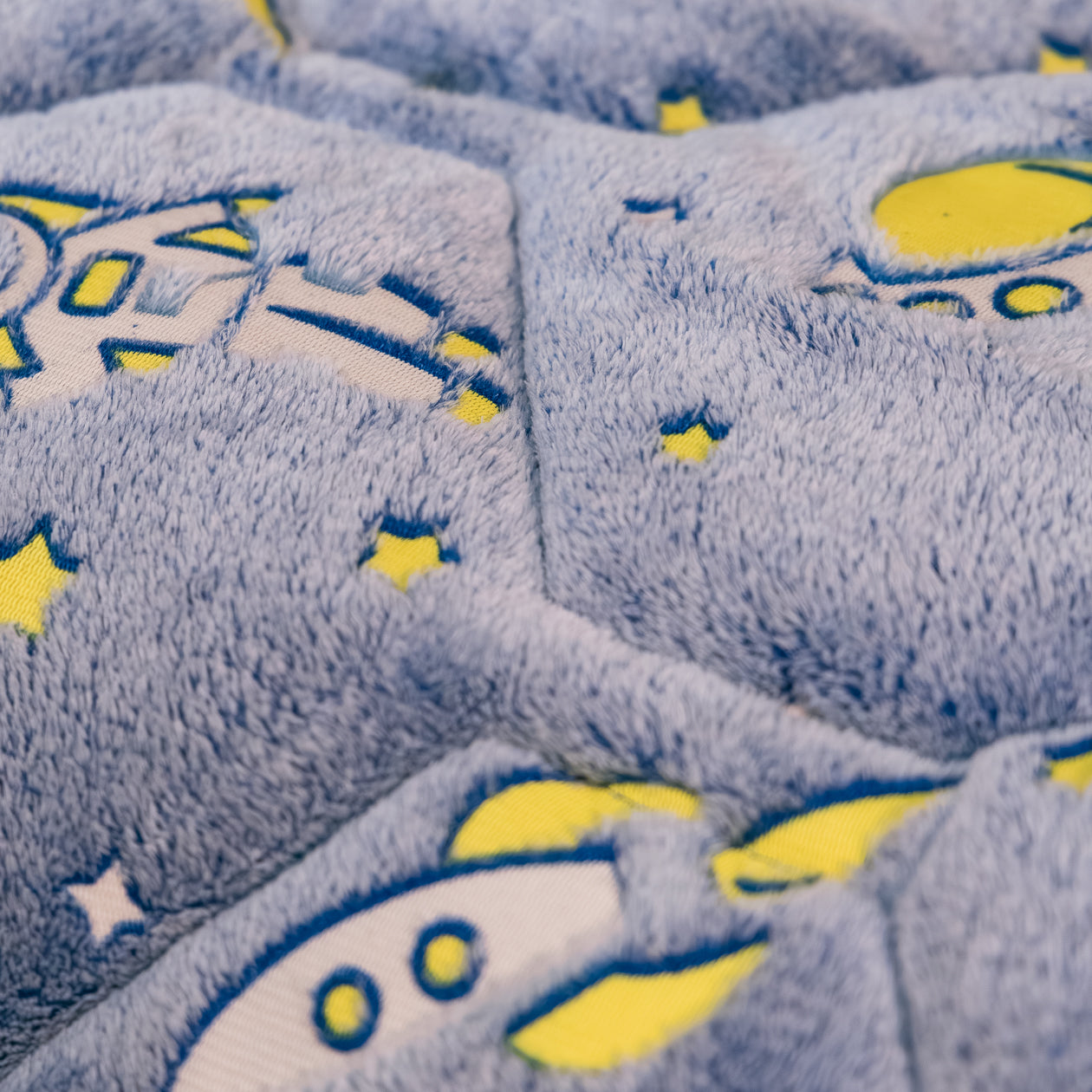 HappyBed Im Dunkeln leuchtende Kinderbettdecke | Weltraum - inklusive Kissenbezug