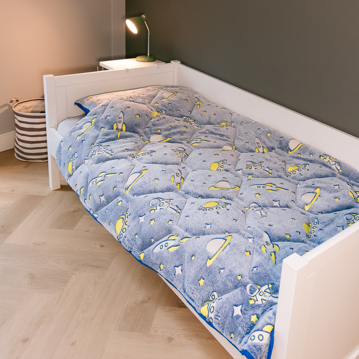 HappyBed Im Dunkeln leuchtende Kinderbettdecke | Weltraum - inklusive Kissenbezug