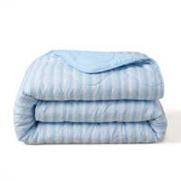 HappyBed zomerdekbed lichtblauw met verkoelende stripes en ademende zijdezachte stof