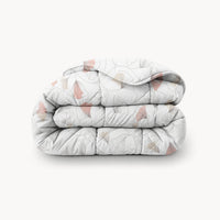 HappyBed Pink Stems dekbed met roze beige bladeren op witte katoenen stof, ademend en hypoallergeen voor alle seizoenen