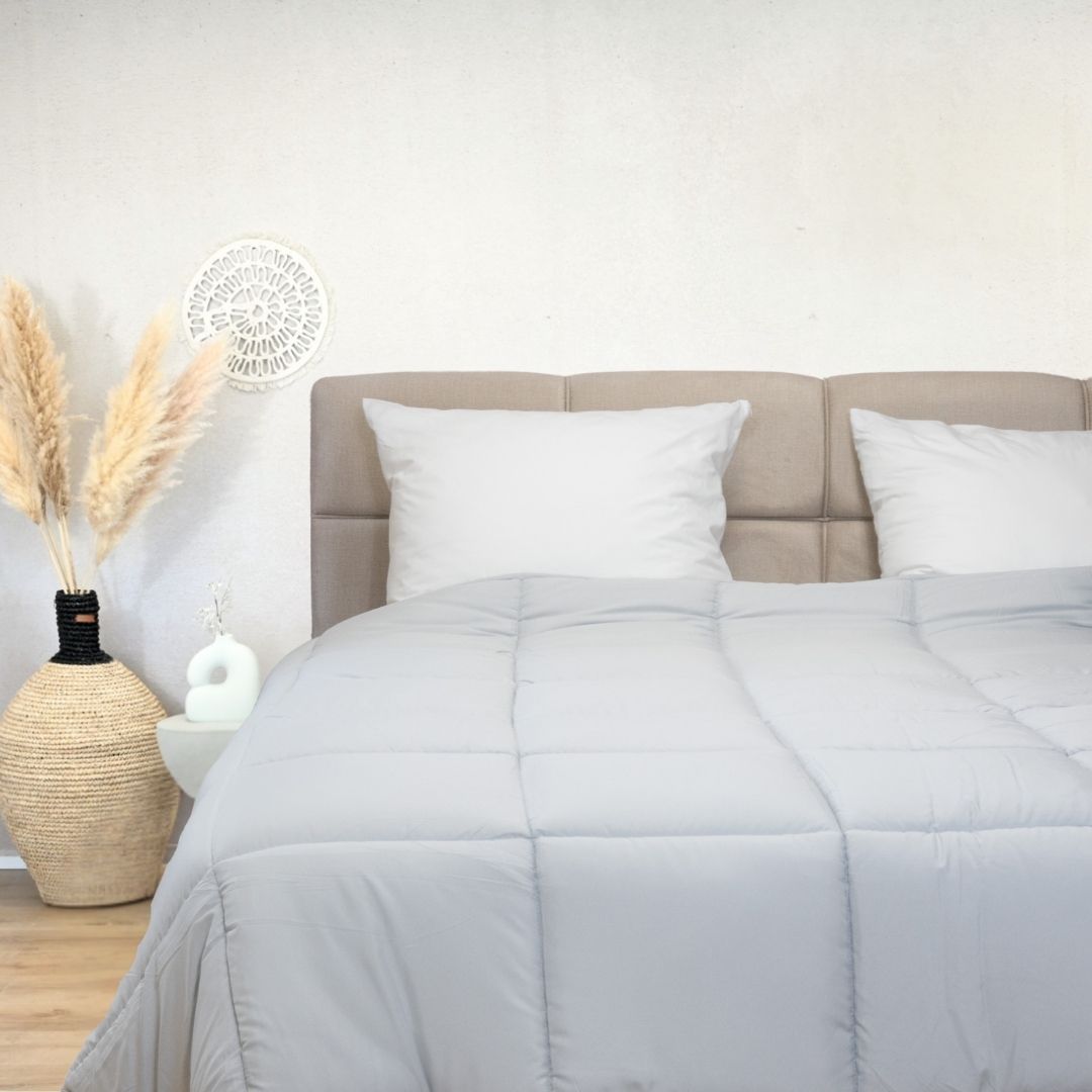 HappyBed Jersey dekbed in silver grey on bed with white pillows in modern bedroom setting