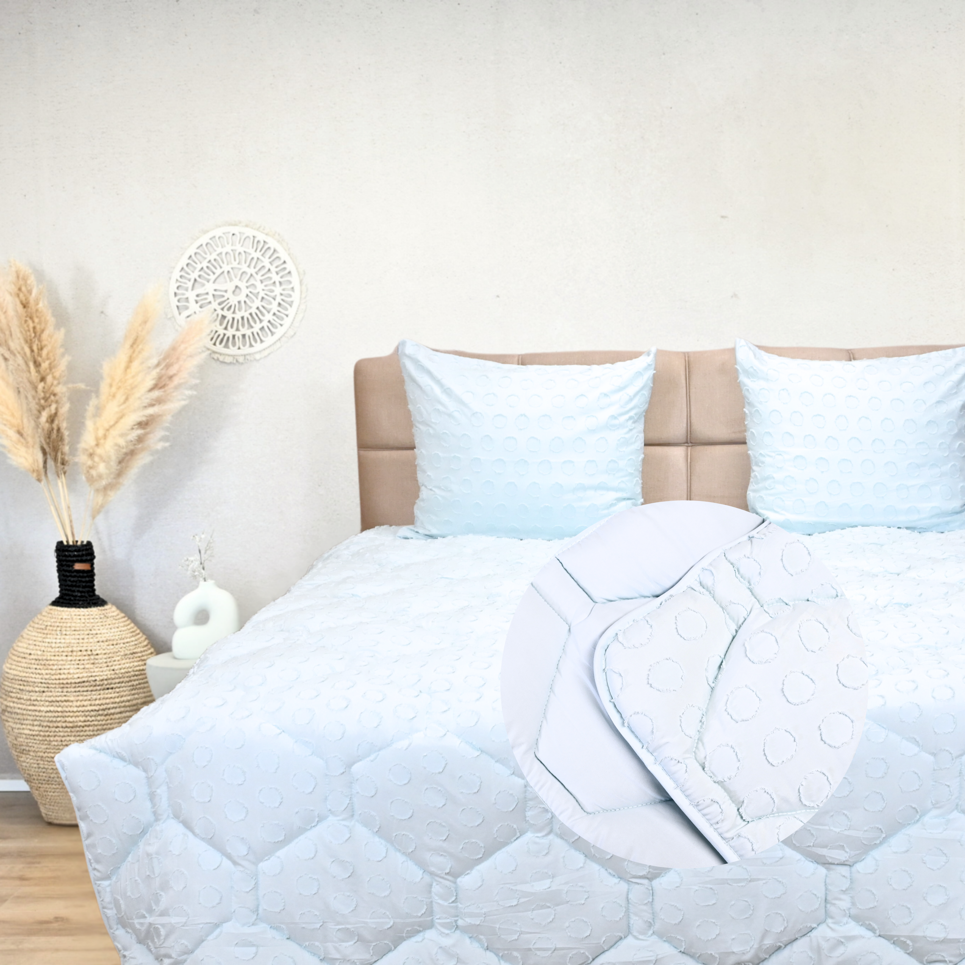HappyBed dekbed Ice Blue tufted all-season hypoallergenic breathable quick-drying comforter on bed with matching pillows