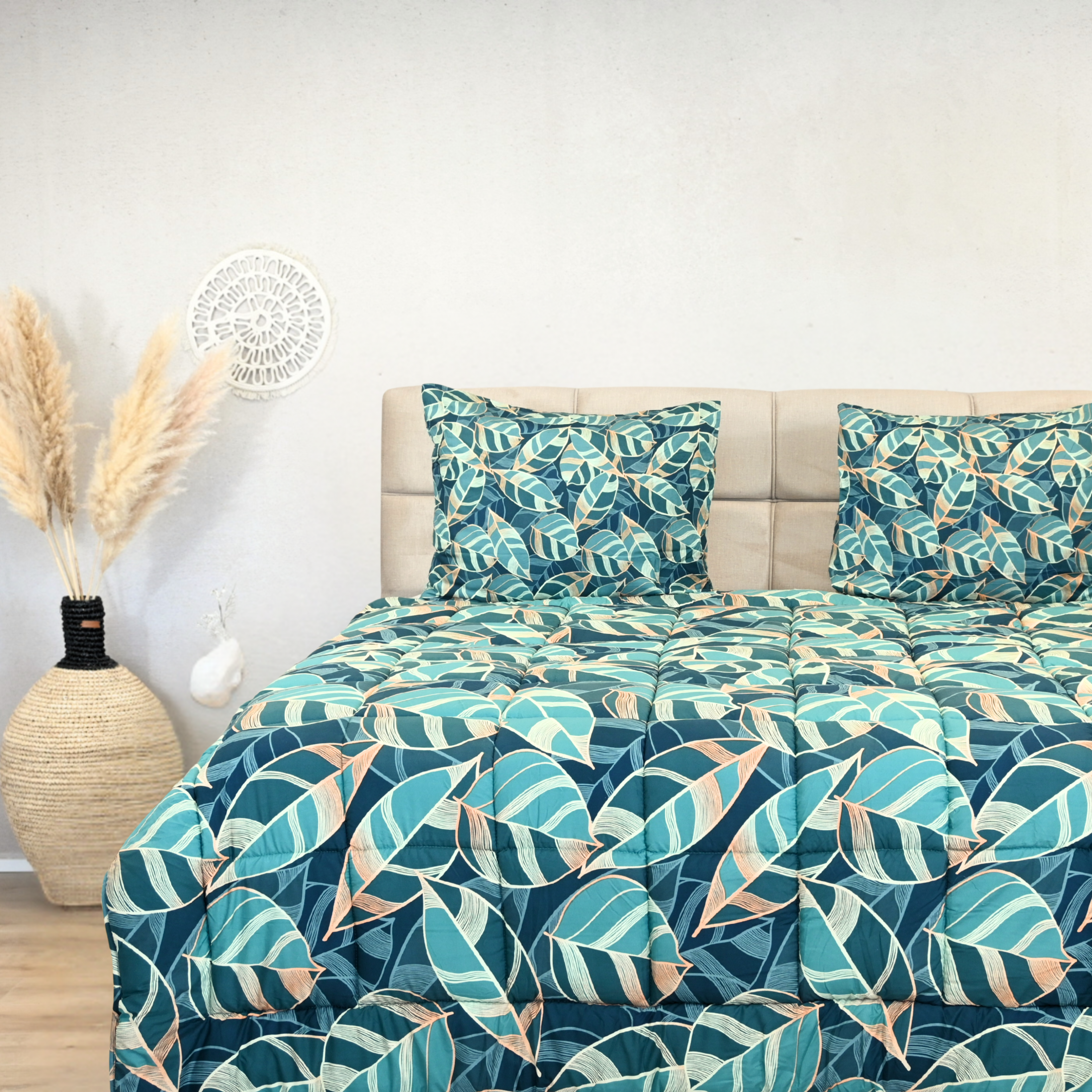 HappyBed Golden Oasis duvet with leaf pattern, ideal for all seasons.