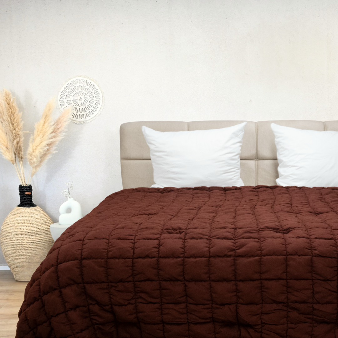 Luxurious Rum Raisin Puffy dekbed on bed with white pillows in a cozy bedroom setting