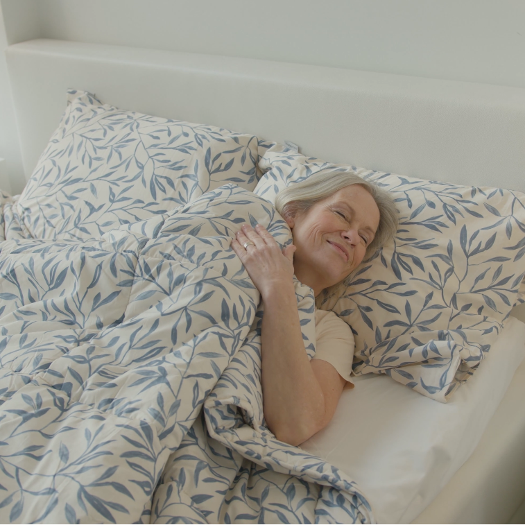 HappyBed Premium Bettdecke | Twilight Leaves | Für das ganze Jahr | 100% Perkal Baumwolle