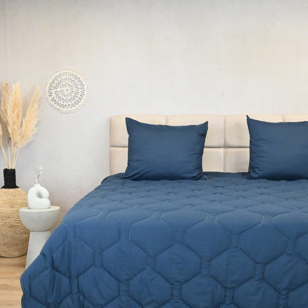 HappyBed Dark Blue satijn dekbed met kussens en geometrisch patroon, geschikt voor elk seizoen, hypoallergeen en snel drogend