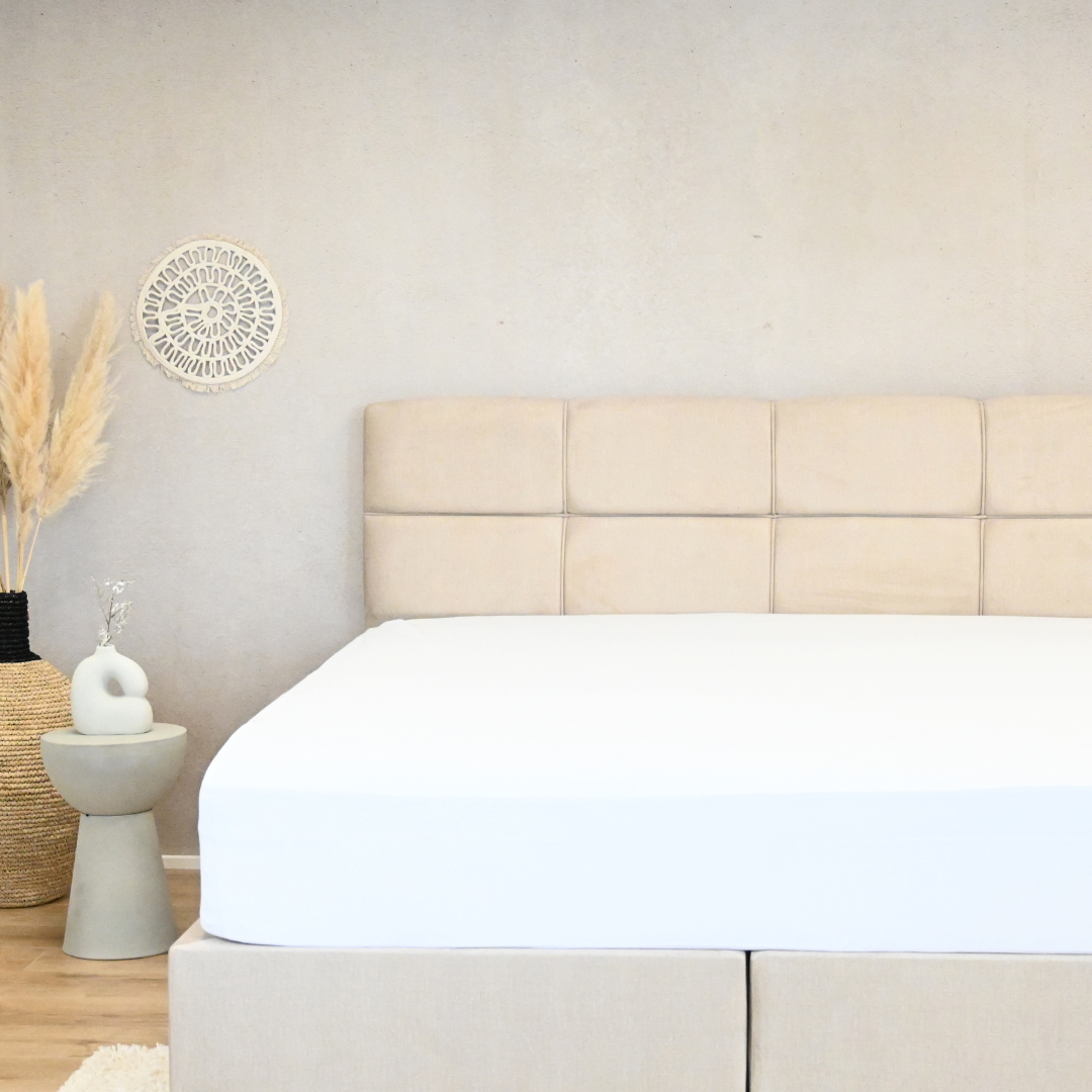 HappyBed premium white jersey fitted sheet on bed, 150gr, breathable and wrinkle-free fit.
