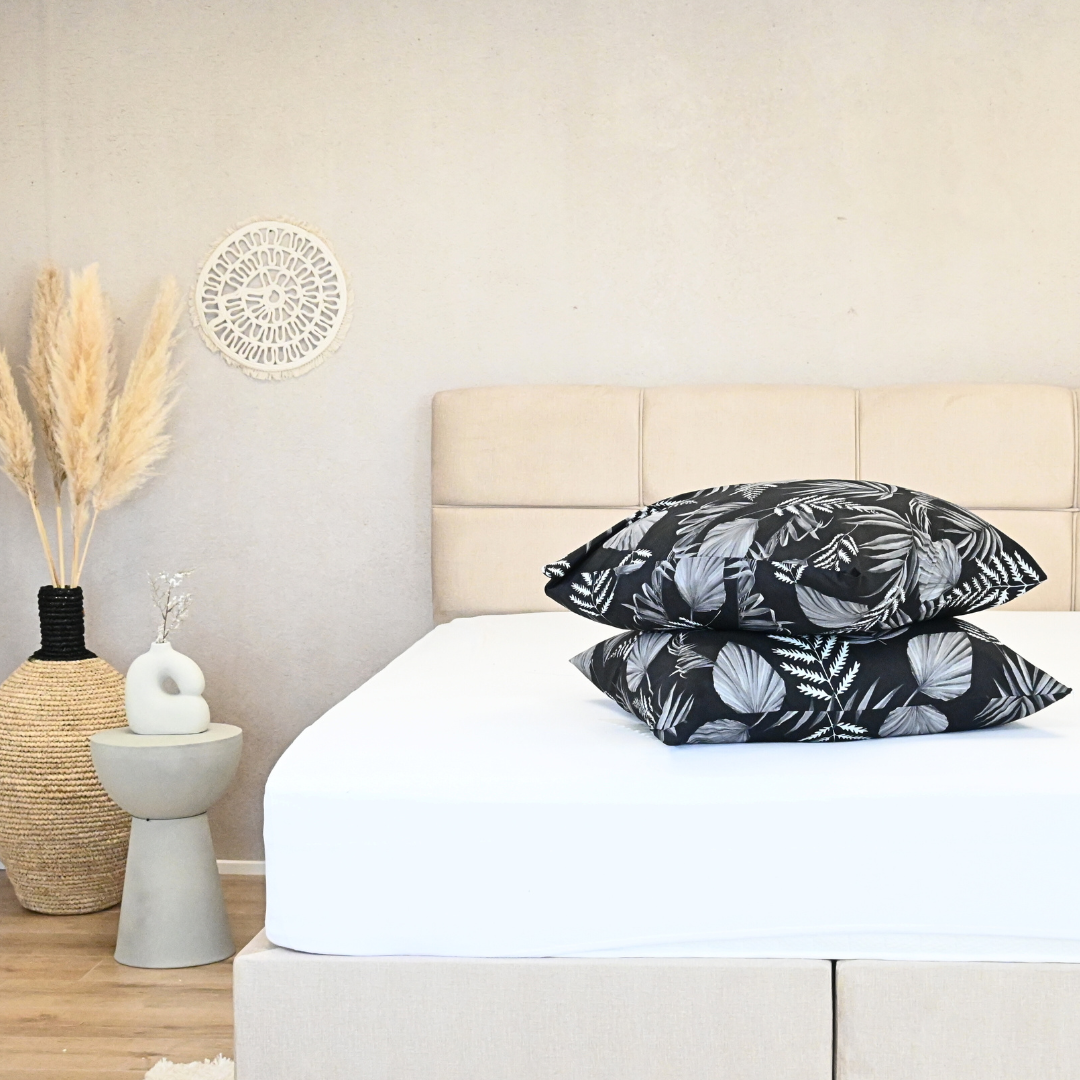 HappyBed Bestseller-Bündel - Taupe + Schwarze Blätter mit Einschubstreifen – Set von 2 - Inkl. Kissenbezüge (60x70 cm) - Ganzjahresdecken