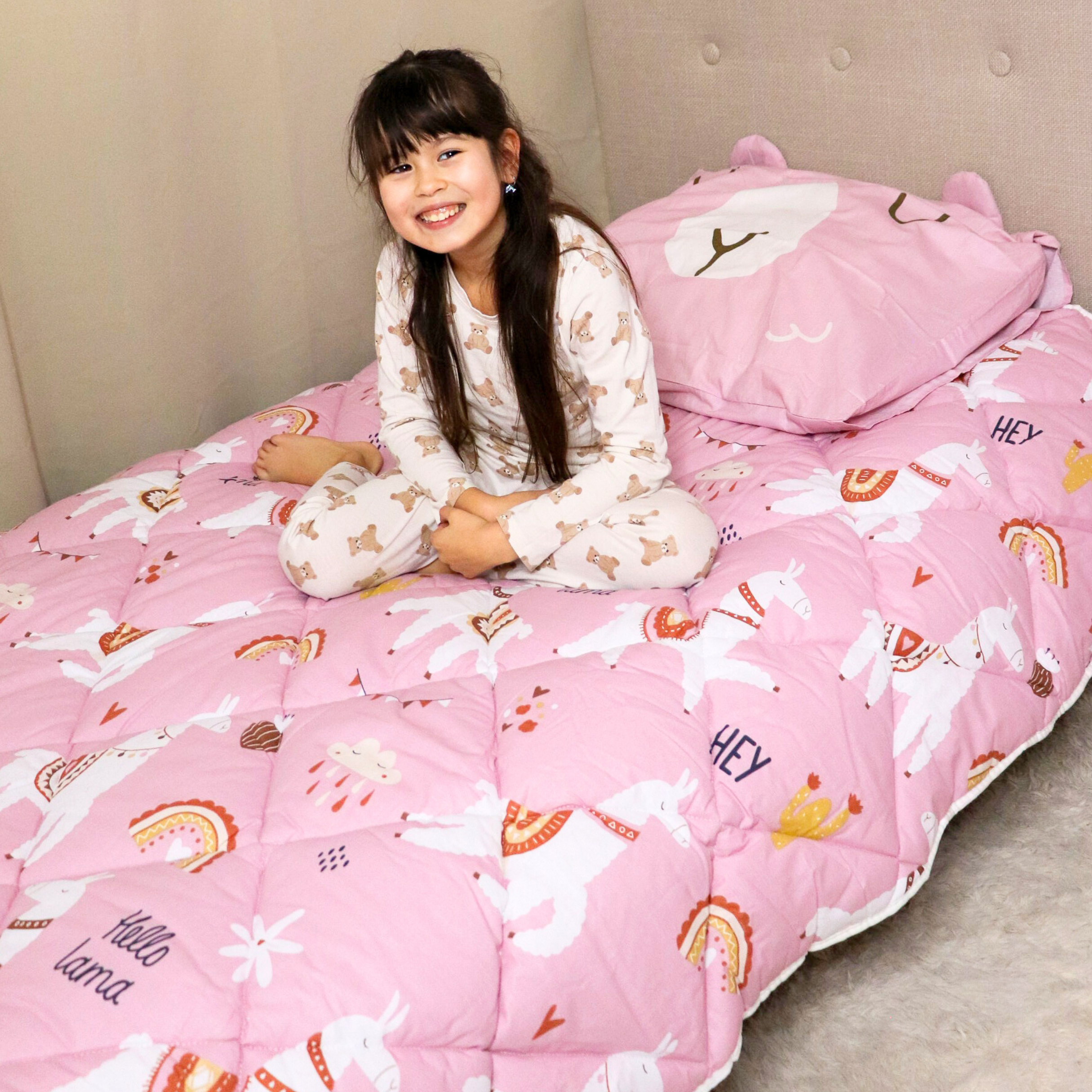HappyBed Kids - Lizzy Lama pink duvet cover, 100% cotton, featuring adorable illustrations suitable for all-year comfort.