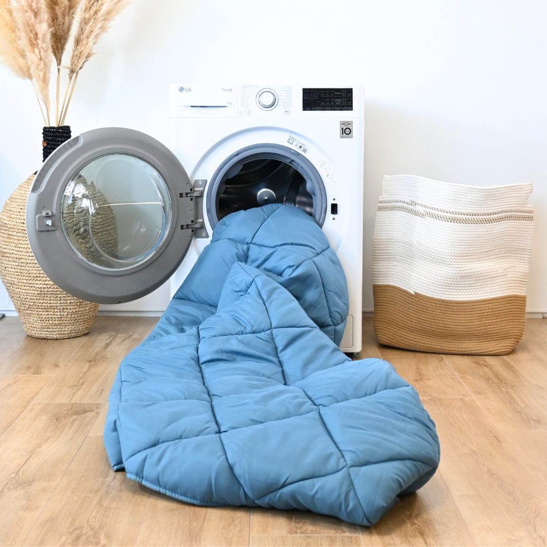 Hypoallergeen HappyBed Bluestone dekbed in wasmachine, geschikt voor elk seizoen.