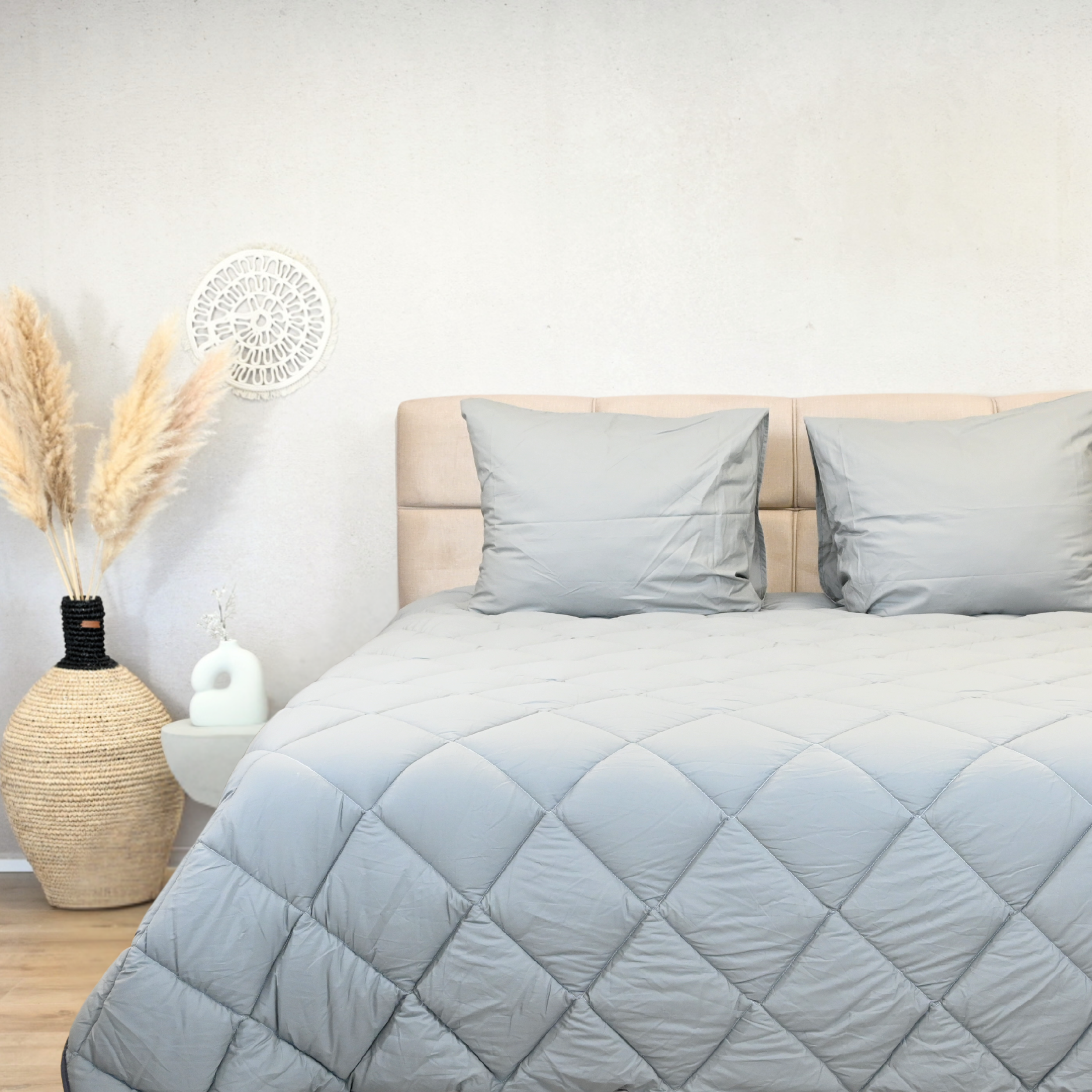 HappyBed Pebble Grey Premium Percal Katoen Dekbed op Bed met Neutrale Achtergrond