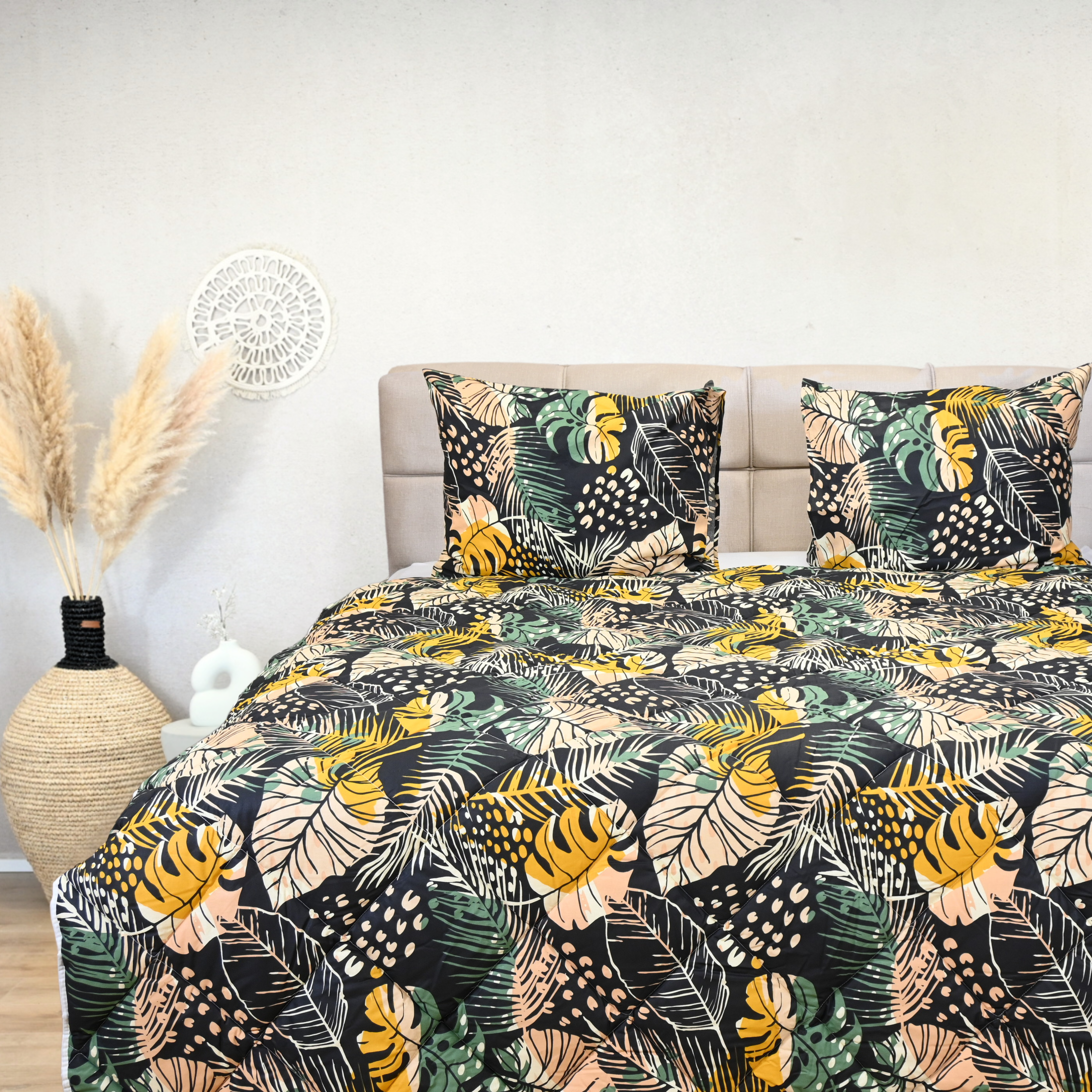 HappyBed Tropical night comforter, 100% cotton with tropical design, suitable for all seasons.