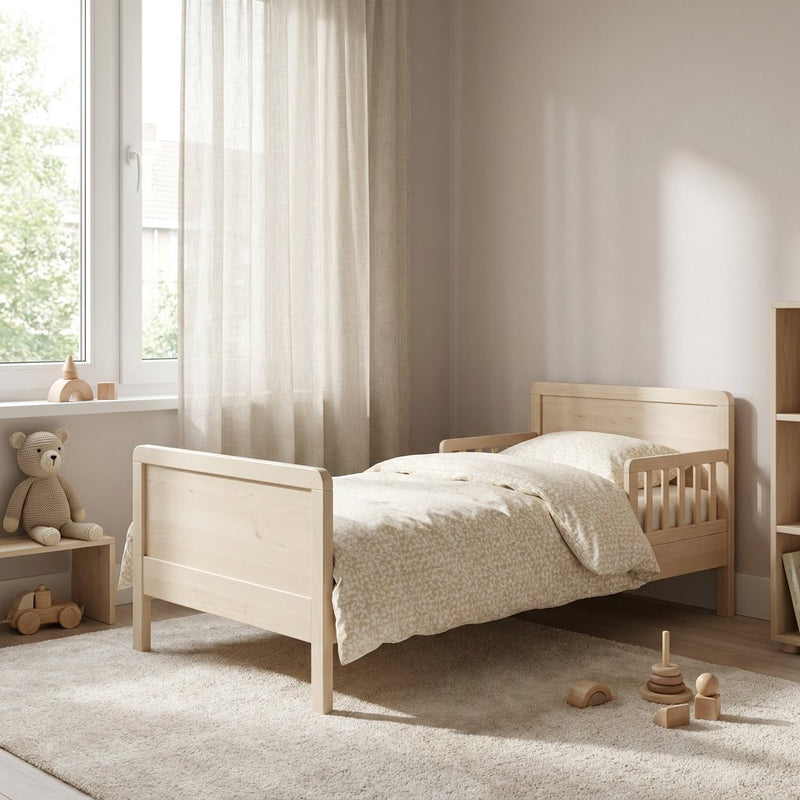 Een peuterbed in een lichte Nederlandse kinderkamer met passend kinderdekbed, zachte neutrale tinten en een rustige, veilige sfeer.