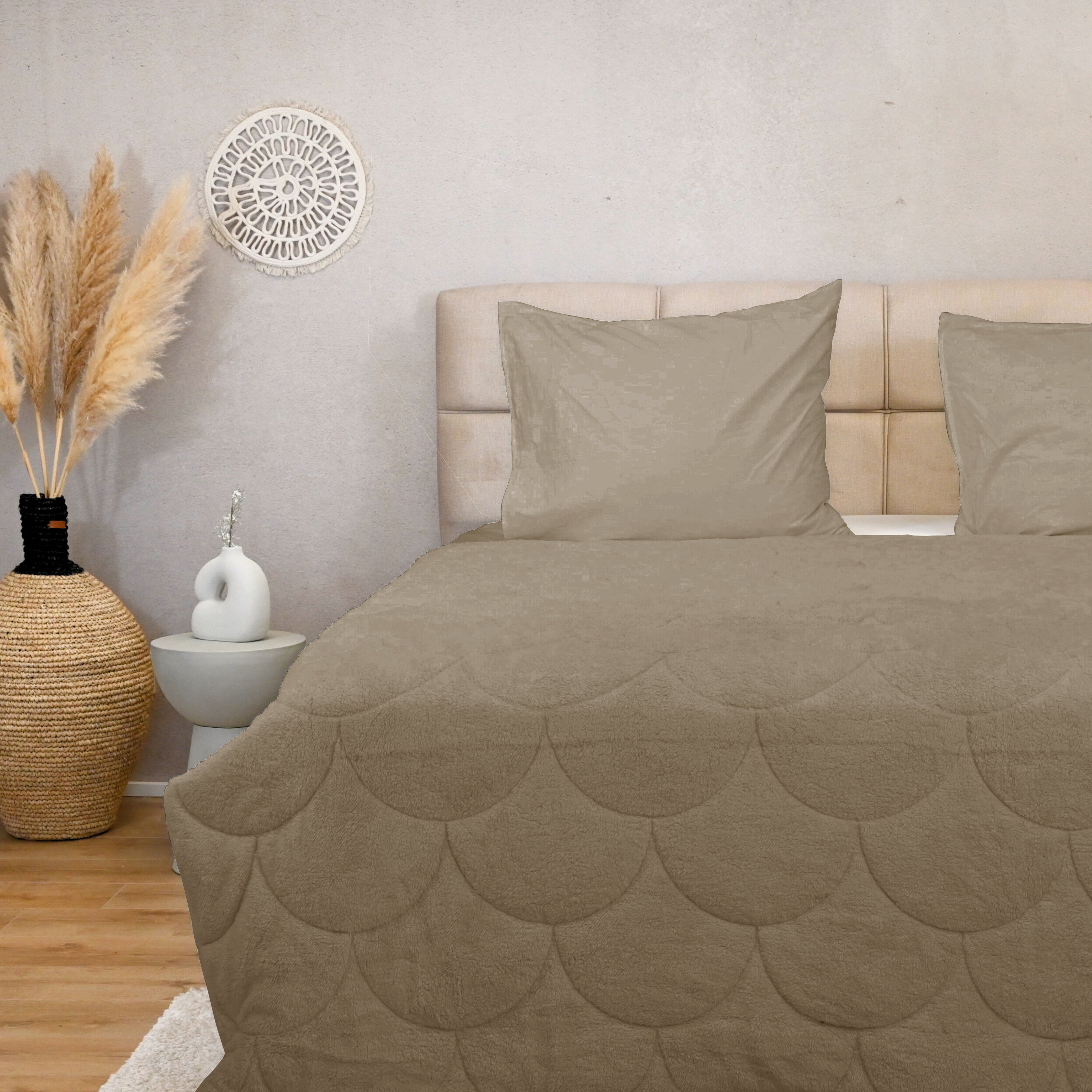 HappyBed Teddy Taupe all-season duvet with microfiber and polyester teddy design.