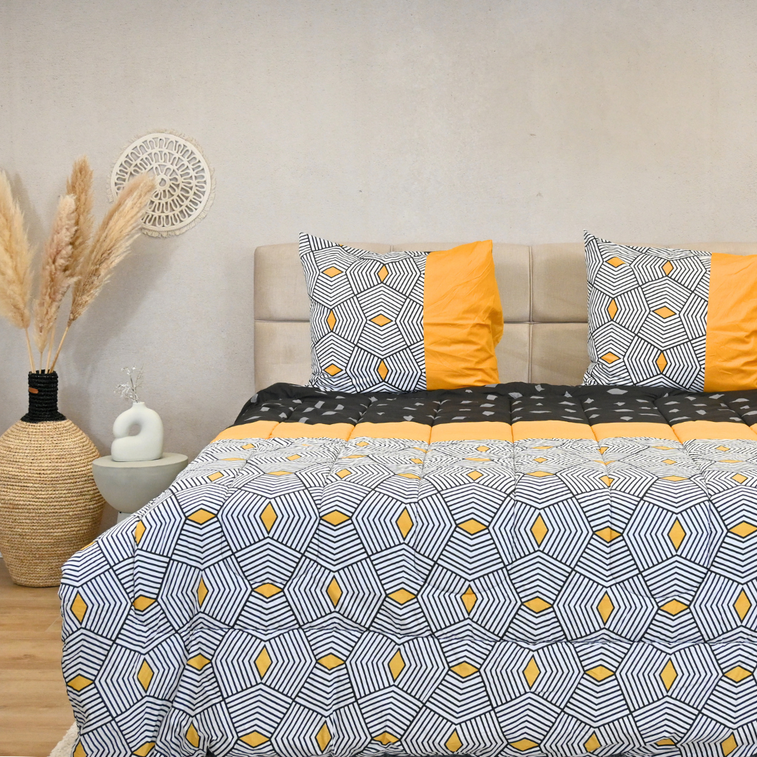 HappyBed Faro 100% cotton duvet set with geometric pattern and pillows, suitable for all seasons.