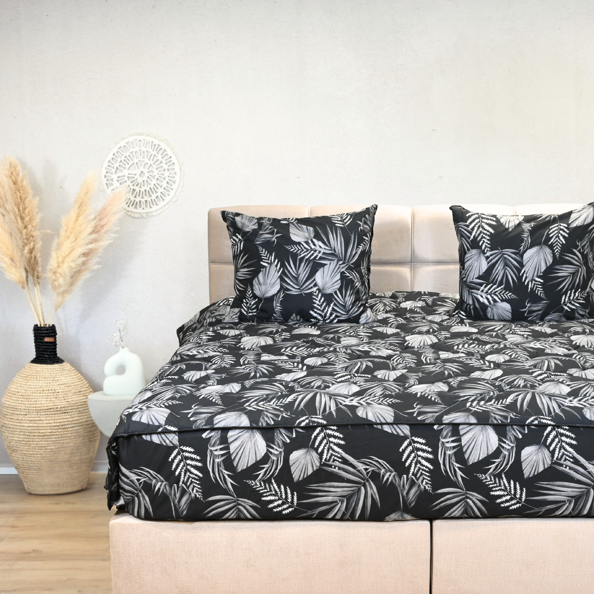 HappyBed Black Leaves dekbed met instopstrook en kussens op bed, geschikt voor elk seizoen.