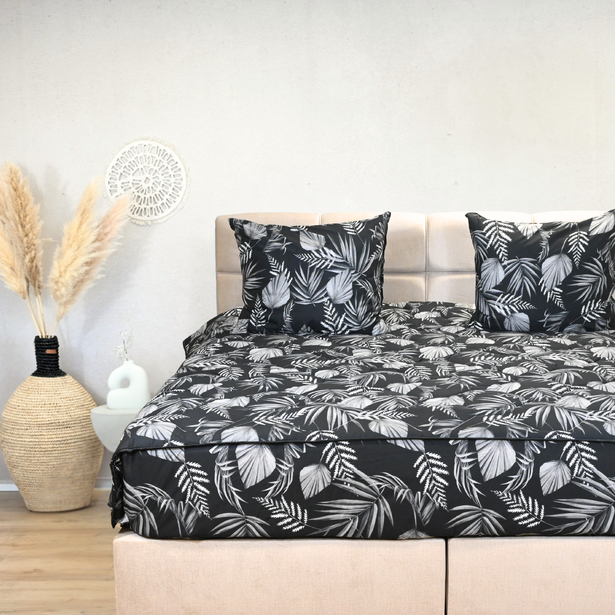 HappyBed Black Leaves dekbed met instopstrook en kussens op bed, geschikt voor elk seizoen.