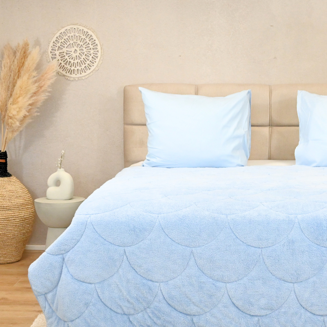 HappyBed Teddy Blue all-season duvet with microfibre and teddy design for ultimate comfort.