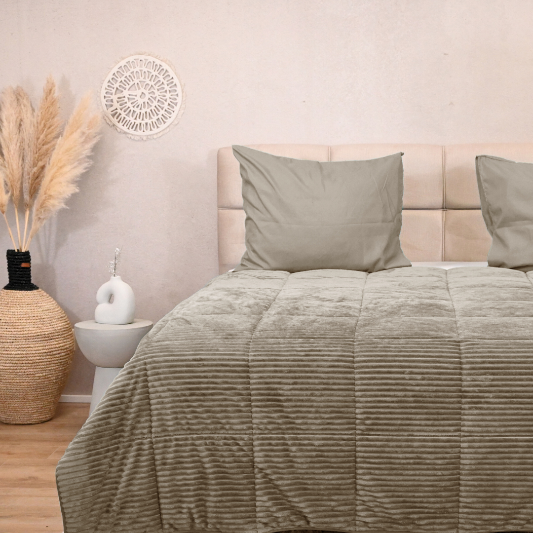 HappyBed rib taupe all-season comfort duvet with dual microfibre and teddy polyester design.