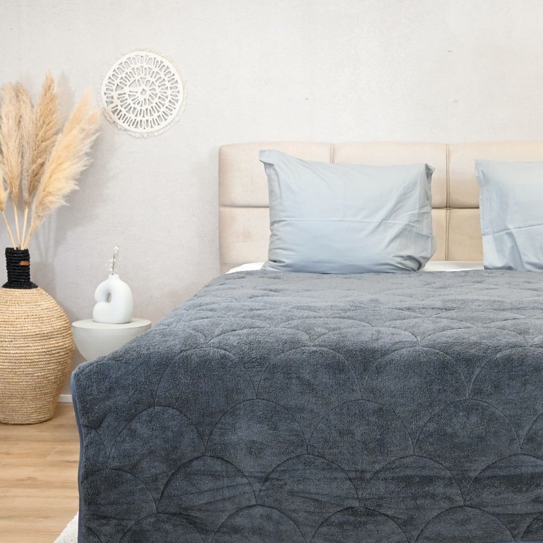 HappyBed Teddy Anthracite all-season duvet on bed with cozy texture.