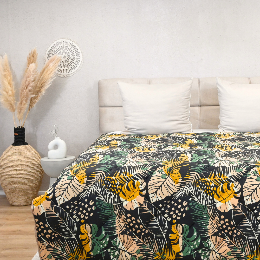 HappyBed Tropical night duvet, all-season, 100% cotton, tropical pattern, bedroom setting.