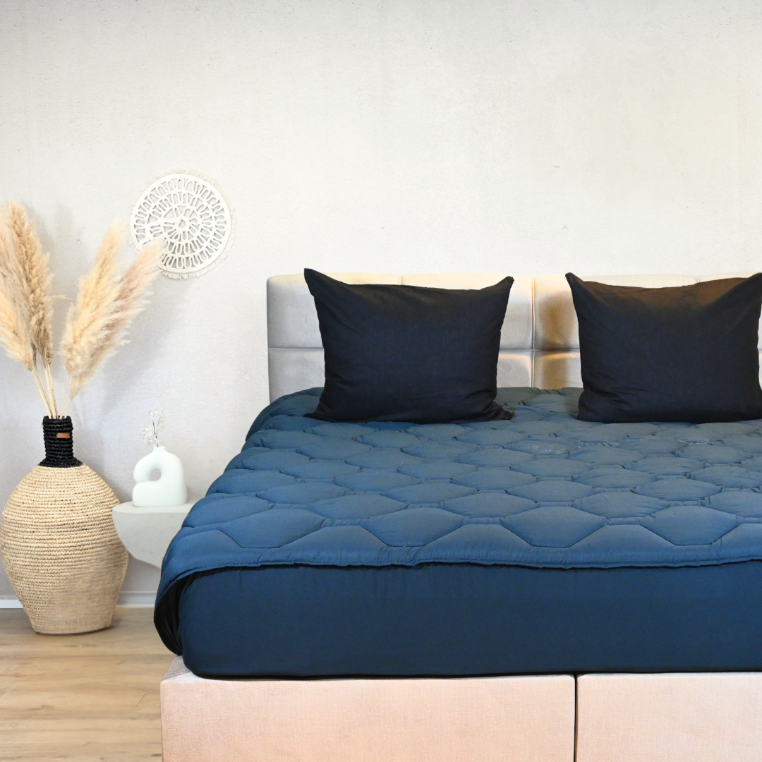 HappyBed Dark blue dekbed met instopstrook voor het hele jaar, comfortabel en hypoallergeen.