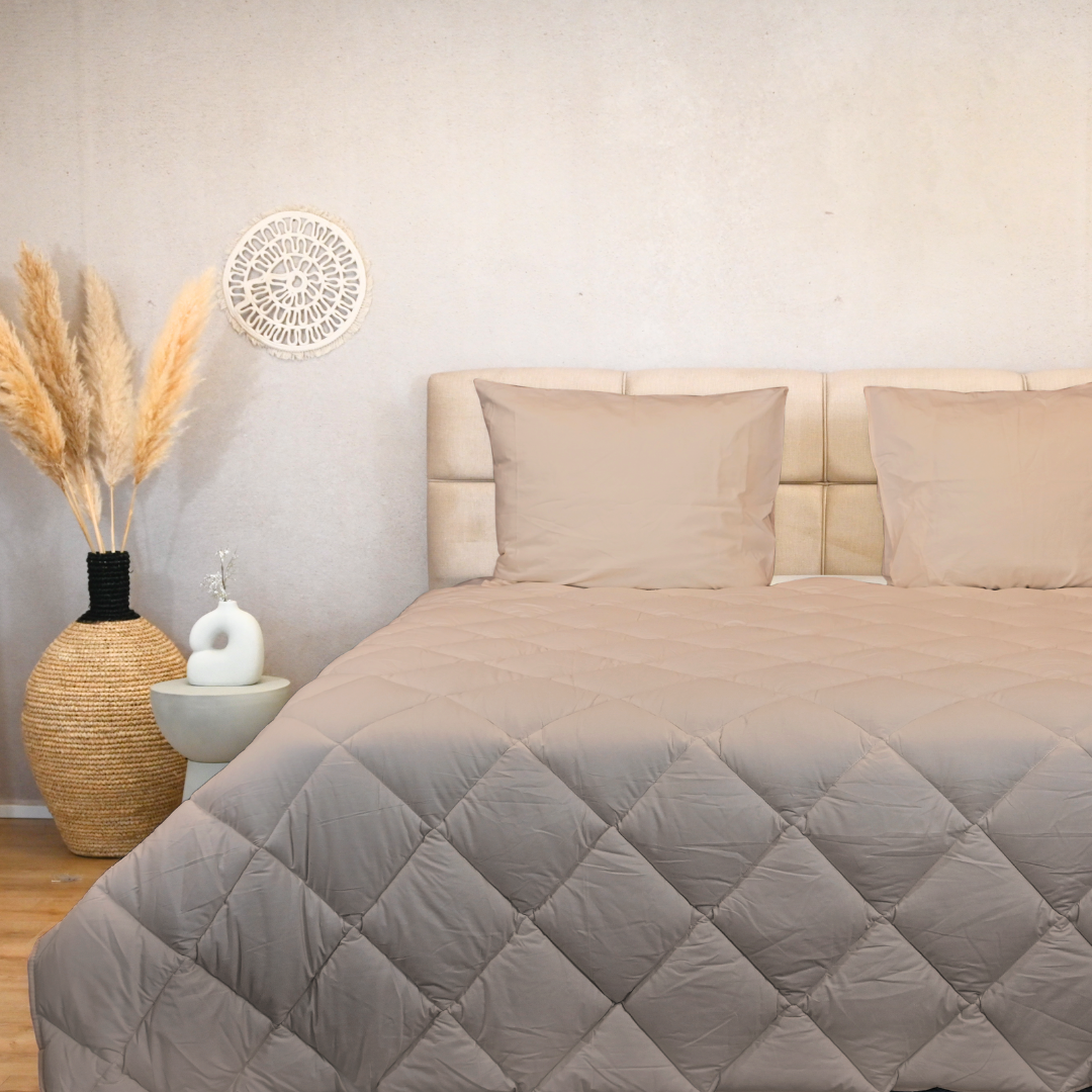 HappyBed Premium Dune all-season duvet in percal cotton on a bed.