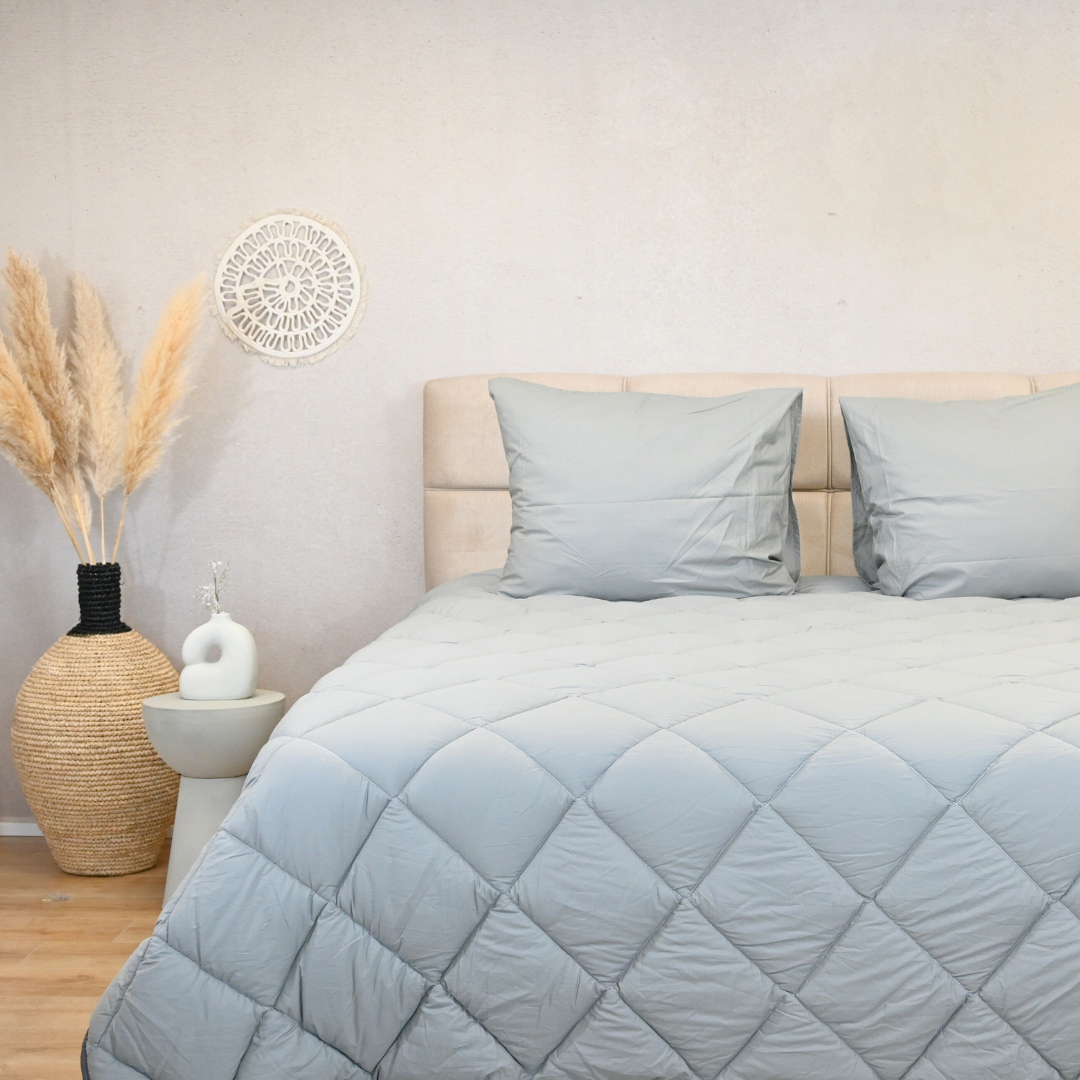 HappyBed Premium pebble grey duvet in percal cotton on bed, ideal for all-year comfort.