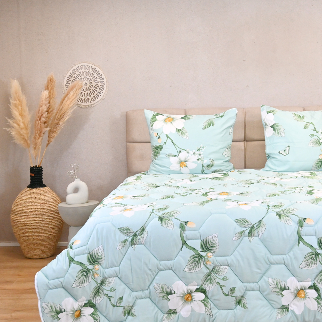 HappyBed Happy Flowers satin-look duvet, all-season comfort with floral design.