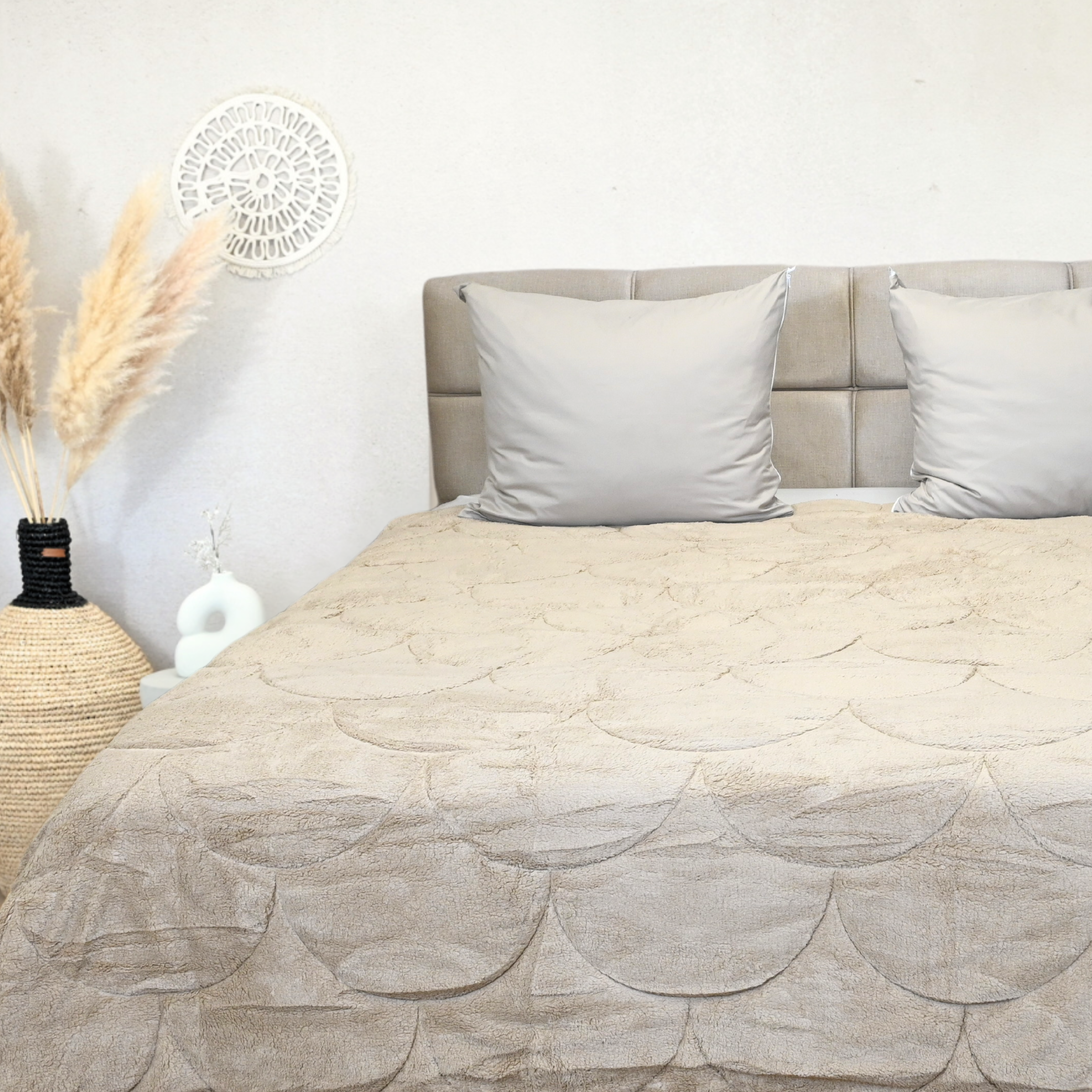 HappyBed - Teddy - Taupe all-season duvet on a bed, showcasing soft microfibre and cozy teddy-polyester design.